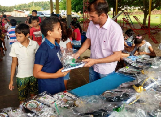 Natal Solidário garante material escolar para 100 crianças carentes de Juína