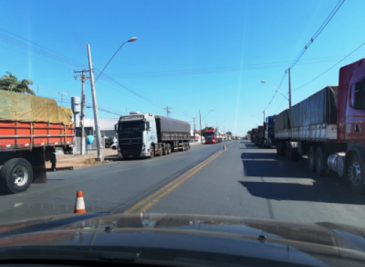 Falta de planejamento do Indea forma fila de caminhões e bloqueia trânsito no distrito industrial